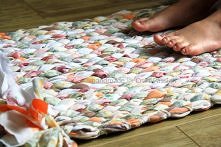 Dywanik hand-made ze starych prześcieradeł.