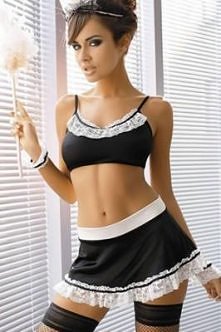 Uroczy kostium pokojówki wprowadzi powiew świeżości do każdego związku. Zestaw zawiera bluzeczkę/top, spódniczkę, stringi i koronkowe mankiety. Top jest sznurowany z tyłu, co ma...