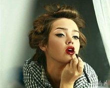 W chwi­li na­rodzin anioł d...