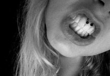 hehe kochaam too!
Oczywiście robiła mi to koleżanka w interku zamiast w profesjonalnym salonie ale co tam :>
Rodzice zdziwko jak wróciłam do domu .. :p
hehe <3