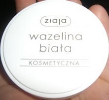 Wazelina jako preparat na długie rzęsy :) Na prawdę działa, wypróbowałam, świetne efekty już po tygodniu stosowania. Codziennie na noc smarowałam rzęsy taka wazeliną jak na zdję...