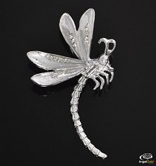 Wyjątkowa i okazała broszka - WAŻKA. Wykonana w całości ze srebra próby 925. Zdobiona pięknie błyszczącymi symilkami.