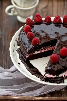 Tort czekoladowo-malinowy