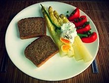 szparagi z jajkiem w koszulce