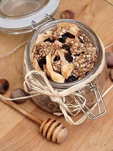 GRANOLA




 SZARLOTKOWA
 Składniki:
 - 2 szkl. płatków owsianych,
 - 1 szkl. otrębów owsianych,
 - 2 łyżeczki cynamonu,
 - 1 łyżeczka przyprawy do szarlotki,
 - 200 g orzechów ...