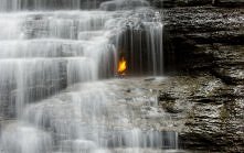 Eternal Flame Falls - wodospad, pod którym płonie ogień.