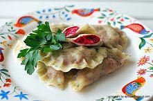 ZIOŁOWE PIEROGI Z BURAKAMI I KAPUSTĄ 

Ciasto (na ok. 30-40 szt.):
- 2 ¾ szklanki mąki,
- po 1 łyżce: natki pietruszki, koperku, bazylii,
- 1 łyżeczka soli,
- ¾ szklanki gęstego...