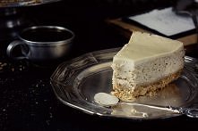 SERNIK Z DAKTYLAMI NA SEZAMOWYM CIEŚCIE

Spód (forma o śr. 22 cm):
- 200 g herbatników,
- 2 łyżki sezamu,
- 85g roztopionego masła

Masa serowa:
- 600 g tłustego zmielonego twar...
