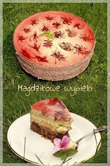 Robiąc ten tort koncepcja zmieniała mi się w między czasie pięć razy. Bita śmietana czy masa, polewa czy galaretka, czekolada czy migdały. Finalnie wyszedł jaki wyszedł. Efekt w...