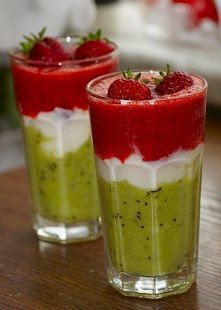 Orzeźwiający mus.
- 4 kiwi
- 2 banany
- 0,5 kg truskawek
- 1 jogurt grecki 400 g
- 2 łyżeczki cukru
Kiwi i banany obrać, pokroić na kawałki i zmiksować. Truskawki o szypułkować,...