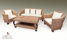 Zestaw tych komfortowych mebli do salonu dobrze się komponuje w każdym stylu. Starannie wypleciony komplet z wodnego hiacyntu pięknie ożywia wnętrze. Łagodny profil foteli spraw...