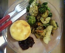 Ser smażony z żurawiną i warzywami