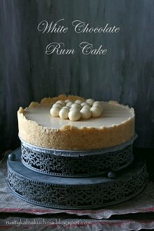 Rumowy tort
Receptura:

SPÓD:
200 g biszkoptów
115 g masła

WYPEŁNIENIE:
200 g białej czekolady
2 łyżeczki żelatyny w proszku + 4 łyżki ciepłej wody
100 g kremowego serka (masca...