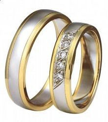 Nasze ślubne obrączki. Moja jest przerobiona i zamiast 5 diamentów są 3.