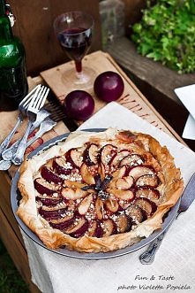 Fun & Taste: Soczyste śliwki w nektarze skąpane na serowo-migdałowym spodzie.