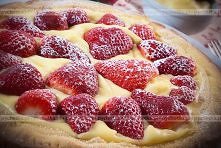 Kruche z wtopioną truskawką