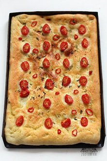 focaccia z koktajlowymi pomidorkami i pikantną papryczką