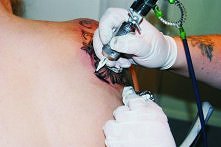 W trakcie robienia Tatuażu