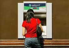 Jak bezpiecznie korzystać z bankomatu? Kliknij w zdjęcie.