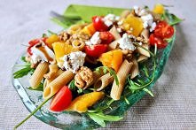 Sałatka śródziemnomorska z pełnoziarnistym makaronem