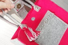 torba filcowa do noszenia na ramieniu, kieszonka zewnętrzna ozdobiona cwiekami, zapięcie magnetyczne, chwost