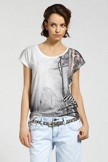 Top z kolekcjii Reporter w swobodnym fasonie. Wykonany z miękkiej bawełny. Cały przód koszulki został wypełniony oryginalną grafiką.