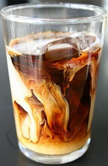 mleko + kostki mrożonej kawy