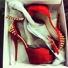 Czerwone, ostre obcasy, z kolcami!