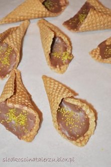 Rożki z nadzieniem z mleka w proszku
Składniki:

opakowanie wafli tortowych
1...