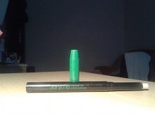 Na szczęście :) jestem jeszcze w takim wieku, że zdarzają mi się jakieś wypryski czy po prostu pryszcze :) 
Wtedy nakładam mój korektor Very Me Cover Up. 

Jest to wysuwany kore...