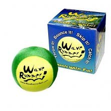 Piłka odbijająca się od wody