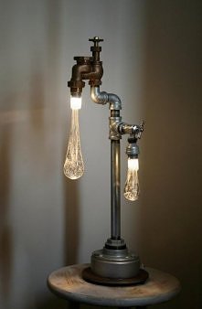 lampa wykonana z rur