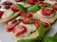 Bruschetta z truskawkami i mozzarellą