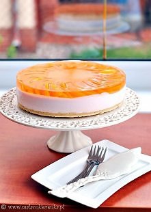 Spód:
150g biszkoptów
130g masła
Wierzch:
puszka brzoskwiń
600g mielonego twarogu
300g jogurtu naturalnego
2 łyżki grenadyny-gęsty syrop z owocu granatu
80ml białego wina musują...