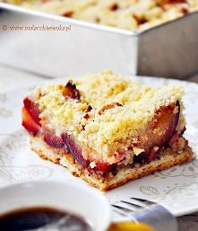 Ciasto:
100ml ciepłego mleka 
20g świeżych drożdży piekarskich
50g cukru
280g mąki
1 opakowanie cukru waniliowego
1 jajko
70g miękkiego masła
Kruszonka:
300g mąki
150g zimnego m...