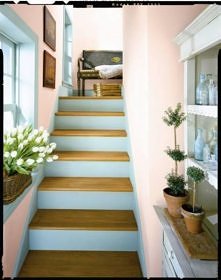 Pastelowy róż, jak wszystkie jasne kolory świetnie nadaje się do optycznego powiększania wnętrz. Jeśli zatem chcemy nadać przestrzeni ciasnym przejściom, możemy go śmiało zastos...