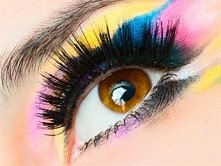 barwach tropikalnej fauny i flory z pewnością przypadnie wam do gustu. Ten makijażowy trend tętni soczystymi kolorami i pięknie współgra ze skórą muśniętą słoneczną opalenizną!