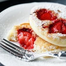 placuszki jogurtowe z truskawkami :)na stronie KWESTIA SMAKU pełen przepis :)