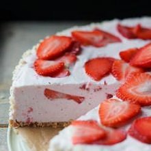 puszysty sernik na zimno z truskawkami - przepis na stronie Kwestia Smaku