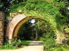 Łuk kamienny powstał około 1784 r. w/g projektu Szymona Bogumiła Zuga. Odgrywał ważną rolę w planie założenia ogrodowego w Parku, miał bowiem służyć jako oprawa głównych osi wid...