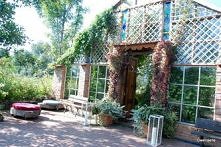 Ogród Starej Oranżerii jest pełen kwiatów i o każdej porze roku wygląda inacze