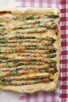 Szparagi na cieście francuskim z bekonem
dla 4-6 osób

300 g zielonych szparagów 
1 opakowanie (275 g) ciasta francuskiego 
200 g wędzonego boczku 
1 duży ząbek czosnku
1 nieduż...