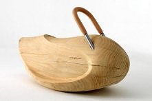 Drewniany konik na biegunach został wykonany z jednego kawałka drewna cedrowego, wyrzeźbionego tak, by uzyskać pełną wdzięku formę. Dzięki wykorzystaniu litego drewna, bez zasto...