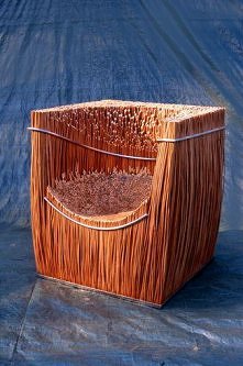 Współcześnie materiały te coraz częściej doceniane są przez projektantów. Wiklina przeżywa swój renesans głównie dzięki takim właściwościom, jak lekkość, wytrzymałość i elastycz...