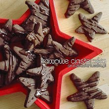 KAWOWE CIASTECZKA

Składniki:
- 150 g miękkiego masła,
- 130 g cukru,
- 1 jajko,
- 250 g mąki (+ więcej do podsypywania),
- 2 łyżki kakao,
- 1 łyżeczka sody,
- 1 szczypta soli,
...