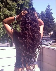 długie, kręcone włosy <3