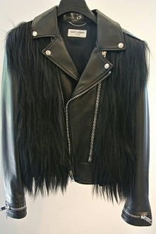czarna skorzana kurtka z frendzlami