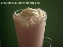 Truskawkowy Puch, czyli pyszny owocowy deser od "Gotuj z Rumcajsem". Przepis na stronie.