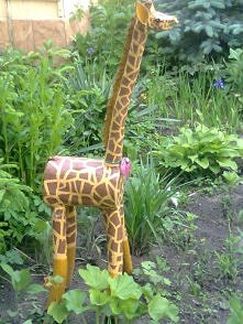 samodzielnie wykonana żyrafa z drewna w sam raz do ogrodu