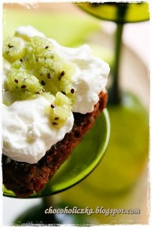 Brownies z kiwi i mascarpone
ciasto:
200g masła
tabliczka mlecznej czekolady (100g)
tabliczka gorzkiej czekolady
250g cukru pudru
4 jajka
150g mąki
szczypta proszku do piecz
40g...